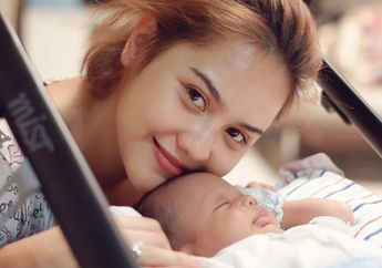 Sebulan Pasca Lahiran, Mytha Lestari Pamer Perut Langsing Dalam Balutan Dress Unik, Hot Mom Baru nih!