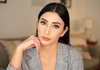 Tyas Mirasih Bergaya Vintage dengan Coat Nyentrik Belasan Juta Rupiah, Intip yuk!