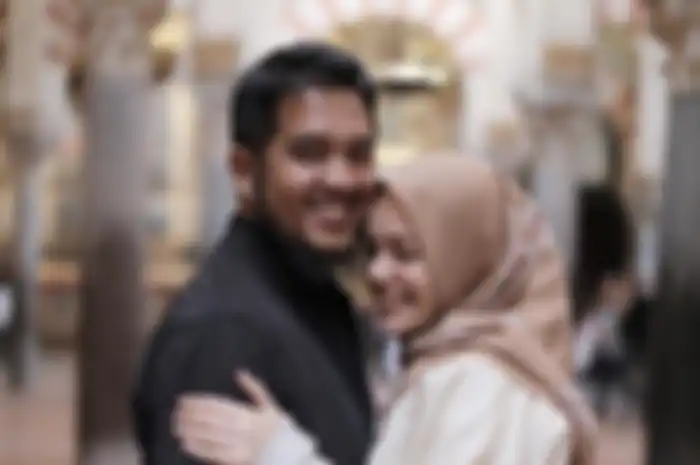 Potret romantis Dewi Sandra dengan sang suami