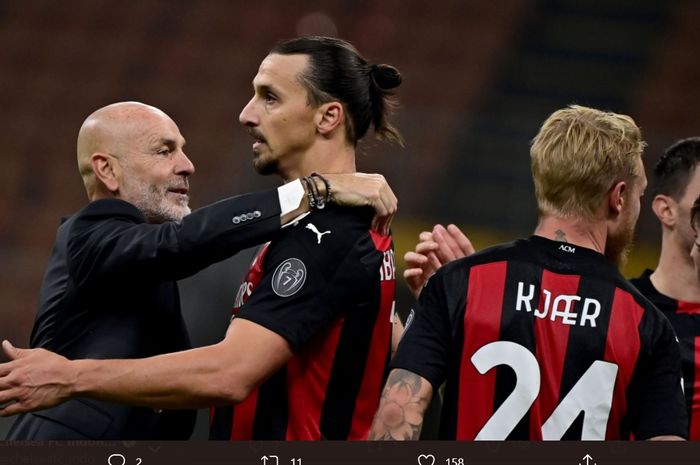 Momen Stefano Pioli memeluk Zlatan Ibrahimovic setelah AC Milan menyelesaikan satu pertandingan di Liga Italia 2020-2021.