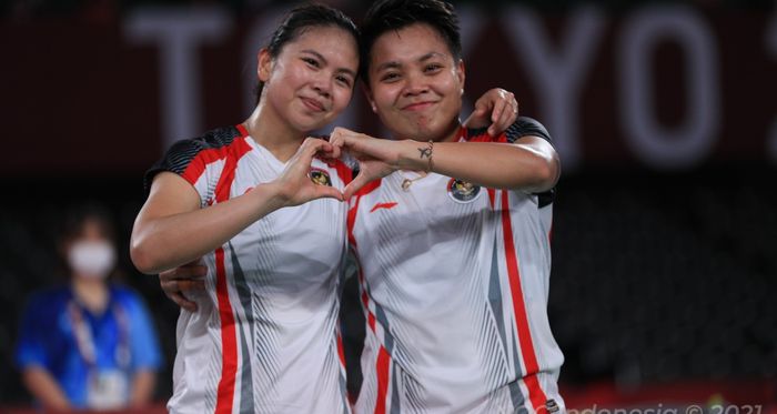 Pasangan ganda putri Indonesia, Greysia Polii/Apriyani Rahayu, berpose setelah memastikan medali emas Olimpiade Tokyo 2020 di Musashino Forest Plaza, Senin (2/8/2021).