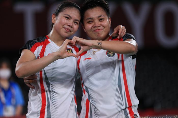 Pasangan ganda putri Indonesia, Greysia Polii/Apriyani Rahayu, berpose setelah memastikan medali emas Olimpiade Tokyo 2020 di Musashino Forest Plaza, Senin (2/8/2021).