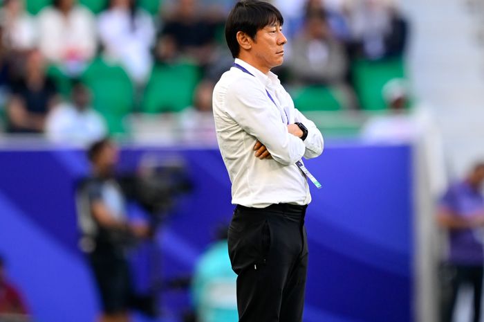 Pelatih timnas Indonesia Shin Tae-yong saat laga antara skuad Garuda melawan Jepang dalam laga terakhir Grup D Piala Asia 2023, di Stadion Al Thumama, Doha, Rabu (24/1/2024).