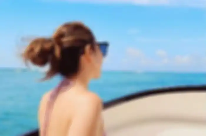 Penampilan Bunga Citra Lestari memakai bikini bikin warganet terbelalak. 
