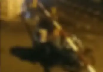 Kocak.. Satu Bikers Sampai Tersangkut di Pintu Perlintasan Kereta, Eh yang Lewat Cuma Begituan