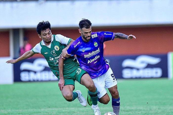 Tyronne del Pino saat membela pertandingan bersama Persib Bandung dalam uji coba melawan PSS Sleman, Minggu (25/6/2023).