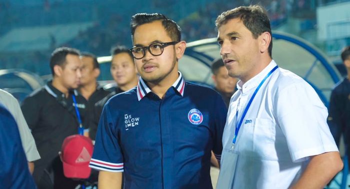 Presiden Arema FC, Gilang Widya Pramana dan pelatih Eduardo Almeida