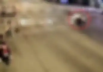 Video Detik-detik Pemotor Bablas Hajar Pembatas Rel Kereta Api, Kok Bisa Bablas?