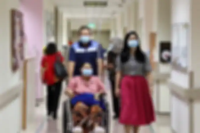 Ani Yudhoyono ditemani sang suami dan menantu saat akan keluar ruangan