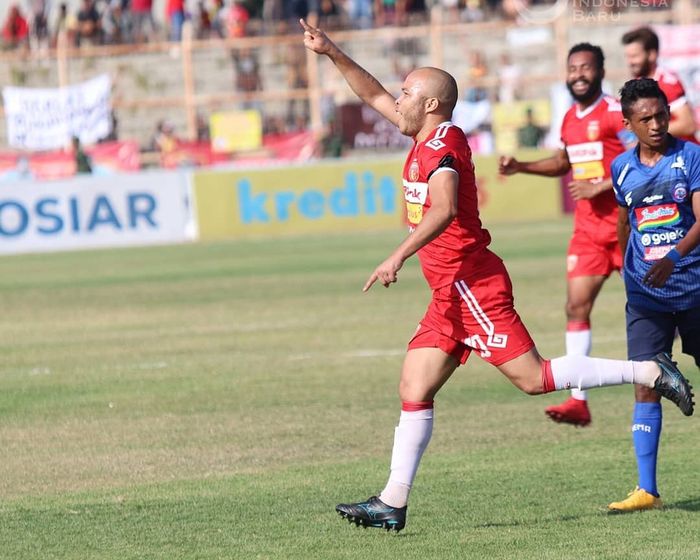 Pemain Perseru Badak Lampung, Marquinhos, merayakan kemenangan Laskar Saburat atas Arema FC di Stadion Sumpah Pemuda, Jumat (1/11/2019).