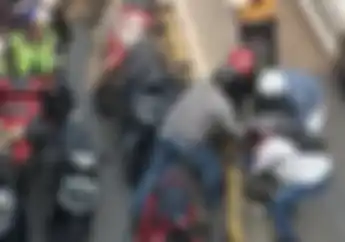 Viral Kelakuan Ajaib Pemotor Jakarta Nekat Terobos Jalur Busway Lalu Bongkar Separator