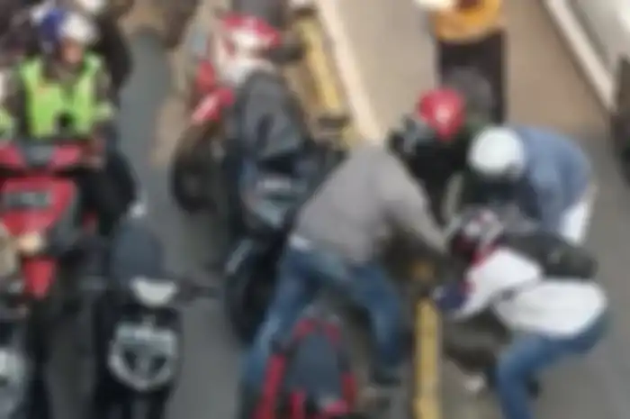 Viral Kelakuan Ajaib Pemotor Jakarta Nekat Terobos Jalur Busway Lalu Bongkar Separator