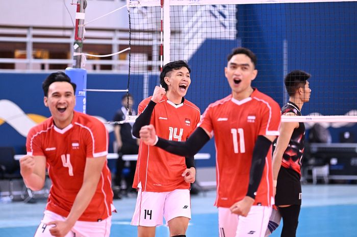 (Ki-Ka) Hendra Kurniawan, Farhan Halim, dan Doni Haryono merayakan poin saat memperkuat timnas Indonesia dalam laga kontra Thailand di babak penyisihan grup AVC Nations Cup 2025 di Manama, Bahrain, 18 Juni 2025.
