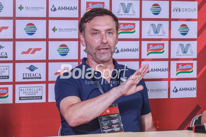 Pelatih Persija Jakarta, Thomas Doll, saat memberikan keterangan kepada awak media di Stadion Patriot Candrabhaga, Bekasi, Jawa Barat, 5 Juni 2022.
