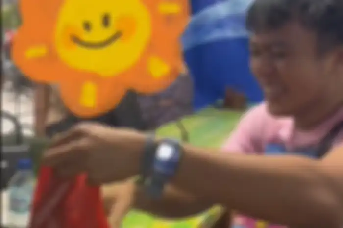 Aa Juju food vlogger yang sedang viral usai mereview warung makan Nyak Kopsah