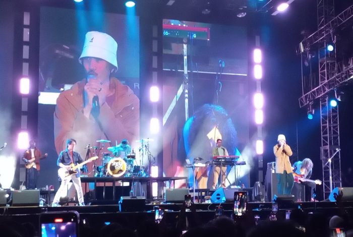 Duta Sheila on 7 terharu saat manggung di depan penonton di Jiexpo Kemayoran, Jakarta Pusat, Sabtu (28/1/2022).