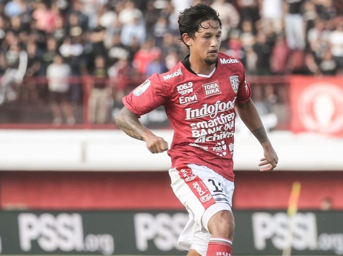 Aksi winger Bali United, Irfan Bachdim, saat membela timnya melawan Persija Jakarta pada leg pertama delapan besar Piala Indonesia 2018.