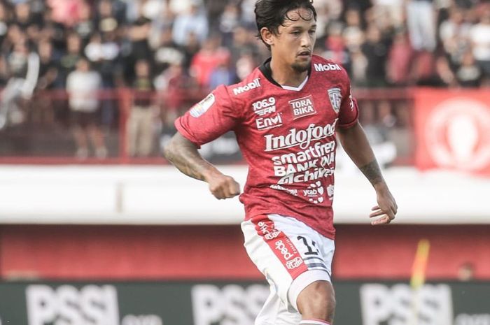 Aksi winger Bali United, Irfan Bachdim, saat membela timnya melawan Persija Jakarta pada leg pertama delapan besar Piala Indonesia 2018.