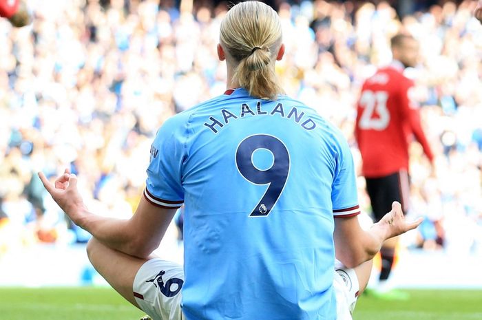 Erling Haaland merayakan gol dalam duel Manchester City vs Manchester United pada lanjutan Liga Inggris di Etihad Stadium (2/10/2022).