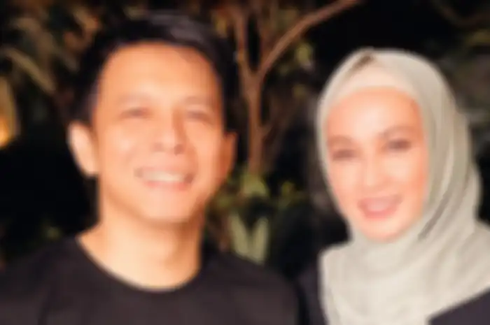 Ketika konten selesai, foto Ariel Noah bersanding Dina Lorenza tersebar luas di media sosial. Foto inilah yang dibilang serasi.