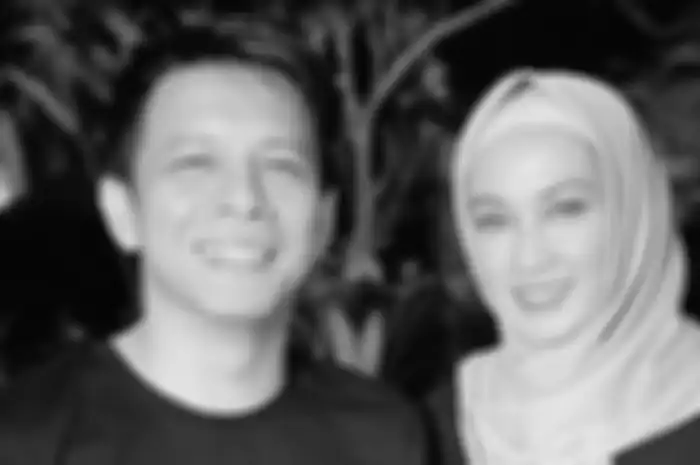 Ketika konten selesai, foto Ariel Noah bersanding Dina Lorenza tersebar luas di media sosial. Foto inilah yang dibilang serasi.