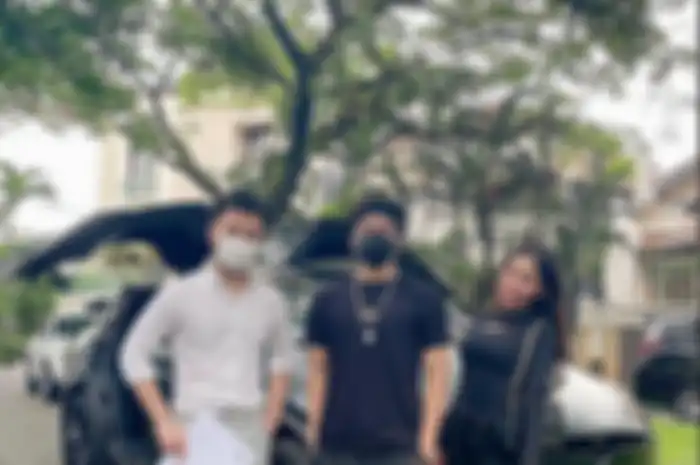 Foto Ayu Thalia dekat Atta Halilintar. Ayu Thalia memberi alasan pamer foto dekat Atta Halilintar di Instagram.
