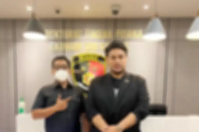 Ivan Gunawan memamerkan foto kenangan usai jalani pemeriksaan berjam-jam di Bareskrim Polri. Ivan kembalikan uang Rp 921 juta dari DNA Pro.