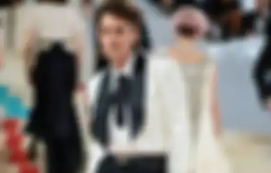 Kristen Stewart di Met Gala 2023 Tampil Boyish dengan Rambut Choppy