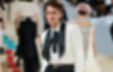 Kristen Stewart di Met Gala 2023 Tampil Boyish dengan Rambut Choppy