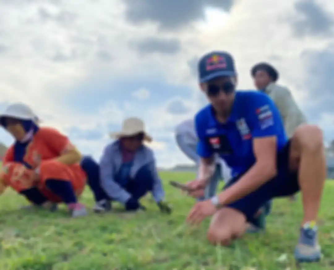 Toprak Razgatlioglu terpantau sedang ngarit rumput bareng emak-emak sebelum WSBK Indonesia 2021