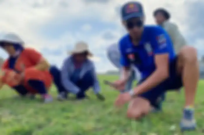 Pembalap WSBK calon juara ini terpantau sedang ngarit rumput bareng emak-emak sebelum WSBK Indonesia 2021