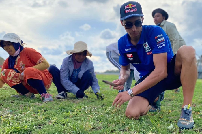 Pembalap WSBK calon juara ini terpantau sedang ngarit rumput bareng emak-emak sebelum WSBK Indonesia 2021
