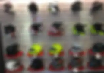Baru Tahu, Ternyata Jenis Helm Ini yang Cocok Dipakai Buat Riding Saat Hujan