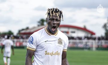 Pemain Bhayangkara FC, Moussa Sidibe, menunjukkan kualitasnya di sepak bola Indonesia. 