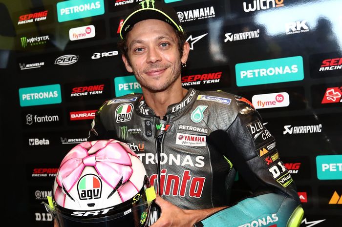 Pembalap Petronas Yamaha SRT, Valentino Rossi, memamerkan helm edisi spesial menjelang latihan bebas ketiga MotoGP San Marino di Sirkuit Misano, Italia, 18 September 2021.