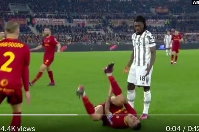 Pemain Juventus, Moise Kean (kanan), dapat kartu merah hanya 40 detik setelah masuk sebagai pengganti di laga Liga Italia melawan AS Roma (5/3/2023).