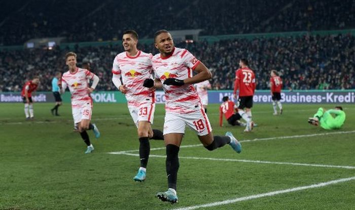 Christopher Nkunku (kanan) merayakan gol untuk RB Leipzig ke gawang Hannover pada duel DFB Pokal di Hannover, Jerman, 2 Maret 2022.