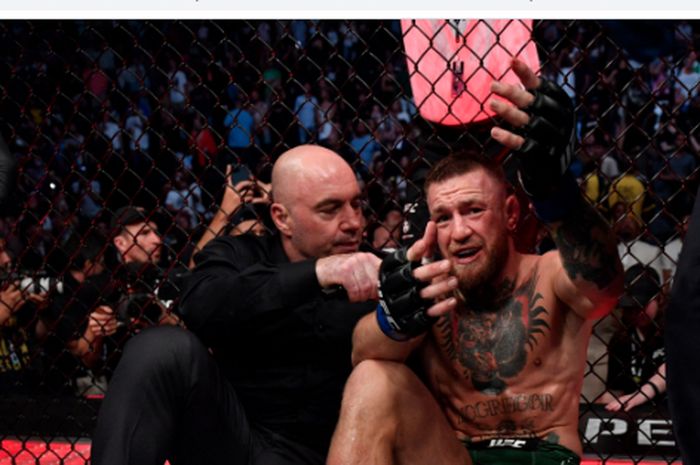 Petarung kelas ringan UFC, Conor McGregor, pasca-pertarungan melawan Dustin Poirer di acara utama UFC 264, Las Vegas, Amerika Serikat, Minggu (11/7/2021).