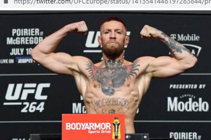 Petarung kelas ringan UFC, Conor McGregor, saat melakoni proses timbang badan UFC 264.