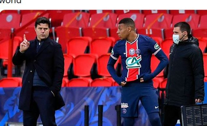 Pelatih Paris Saint-Germain, Mauricio Pochettino, memberikan instruksi kepada Kylian Mbappe.