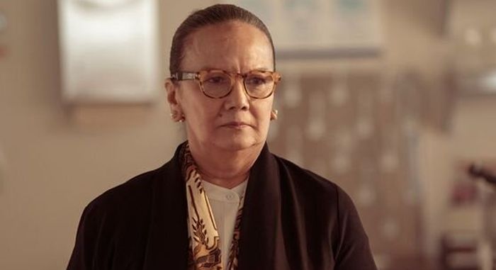 Christine Hakim berperan sebagai ahli mikologi Universitas Indonesia, profesor Ratna, di serial The Last of Us
