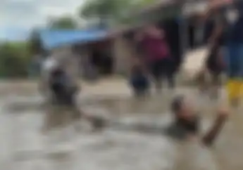 Cuci Motor di Kubangan Air, Bentuk Protes Warga di Medan Perkara Jalan Rusak Antar Desa