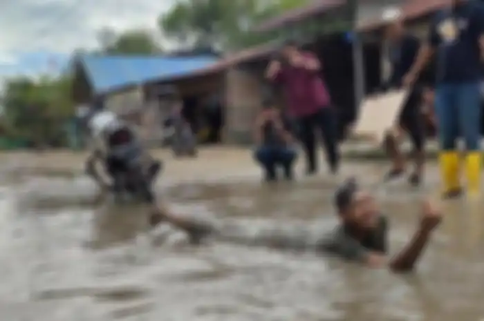 Warga di sebuah desa di Medan nekat mandi dan cuci motor di kubangan air berlumpur, sebagai protes jalan rusak.