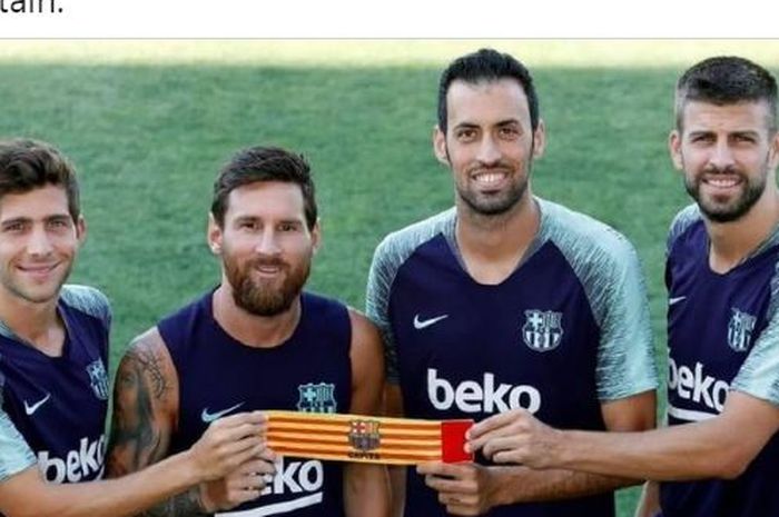 Sergi Roberto, Lionel Messi, Sergio Busquets, dan Gerard Pique memegang ban kapten Barcelona.