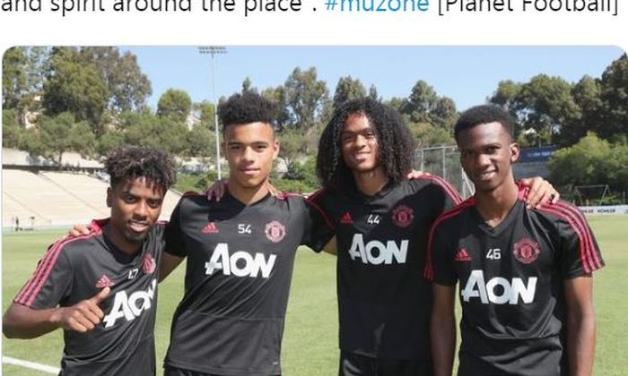 Para pemain Manchester United, Angel Gomes, Mason Greenwood, Tahith Chong, dan Joshua Bohui, berpose.