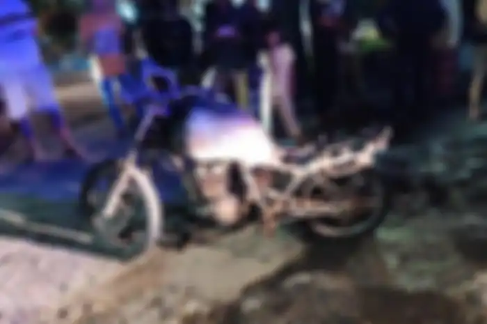 Motor dengan tangki modifikasi hangus terbakar saat isi bensin di SPBU Palopo. Diduga penimbun Pertalite.