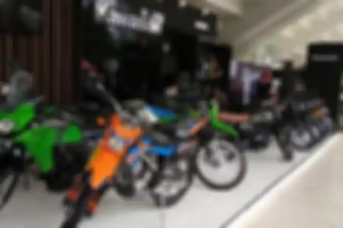 Booth Kawasaki kasi diskon besar-besaran buat konsumen, setiap pembelian motor baru dan juga apparel resmi di sana.
