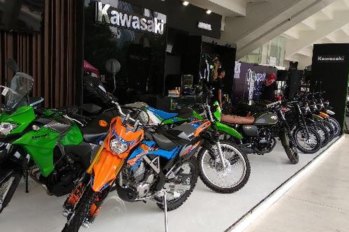 Booth Kawasaki kasi diskon besar-besaran buat konsumen, setiap pembelian motor baru dan juga apparel resmi di sana.