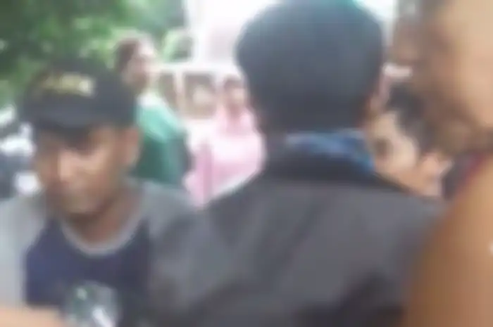 Oknum driver ojol (jaket hitam) pencuri ponsel konsumen diringkus.