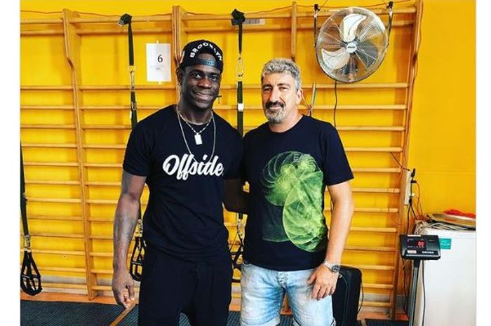 Mario Balotelli (kiri) bersama Dario Hubner.